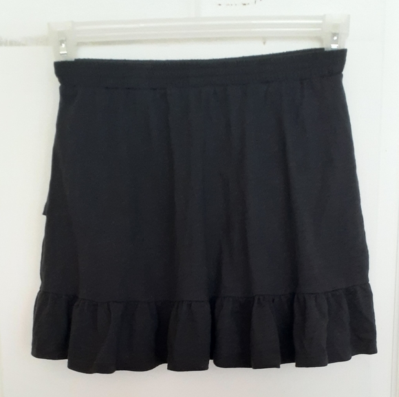 Chic Black Ruffled Skirt - Picture 4 of 5